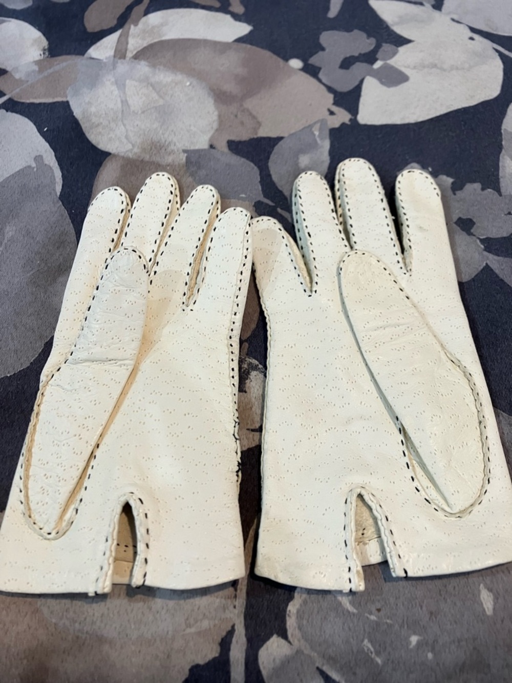 Ladies vintage deer skin leather gloves, size 6 1/2